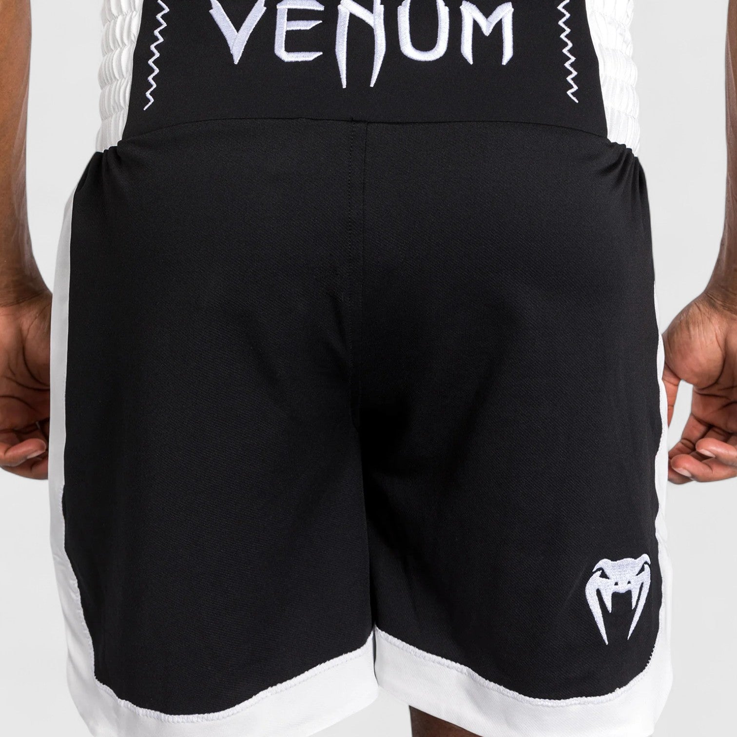 VENUM Classic bokseshort PRO Svart og Hvit - CombatStore.no