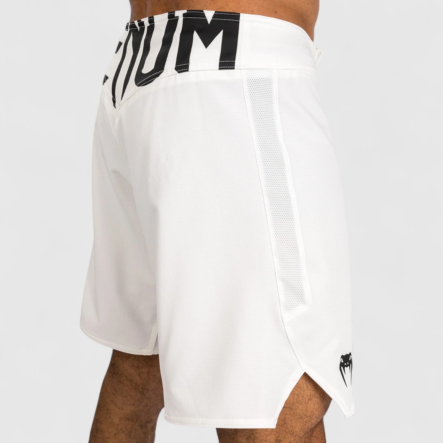 VENUM Light 5.0 Fightshort Hvit og Svart - CombatStore.no