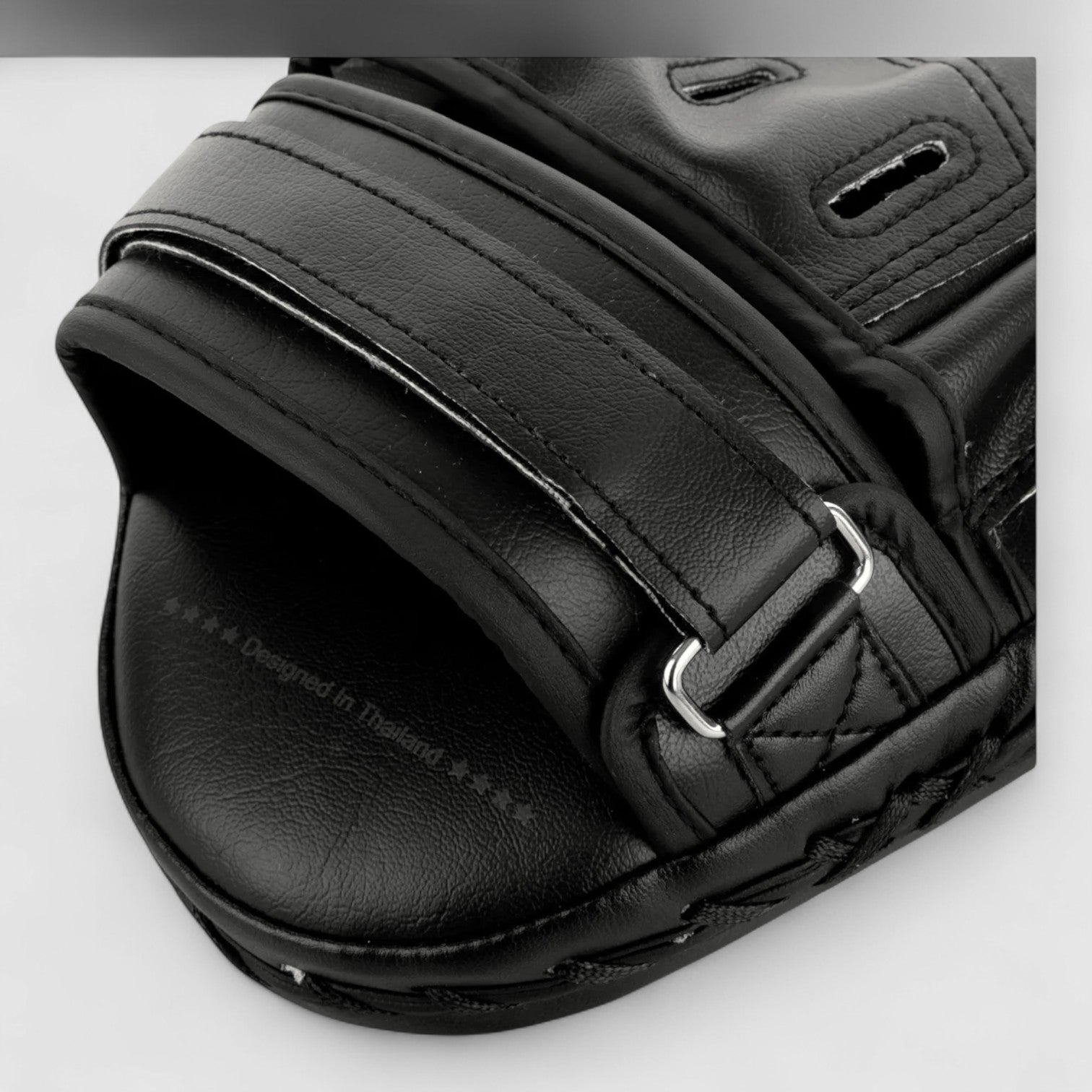 VENUM Light Focus mitts slagputer - Par - Svart - CombatStore.no