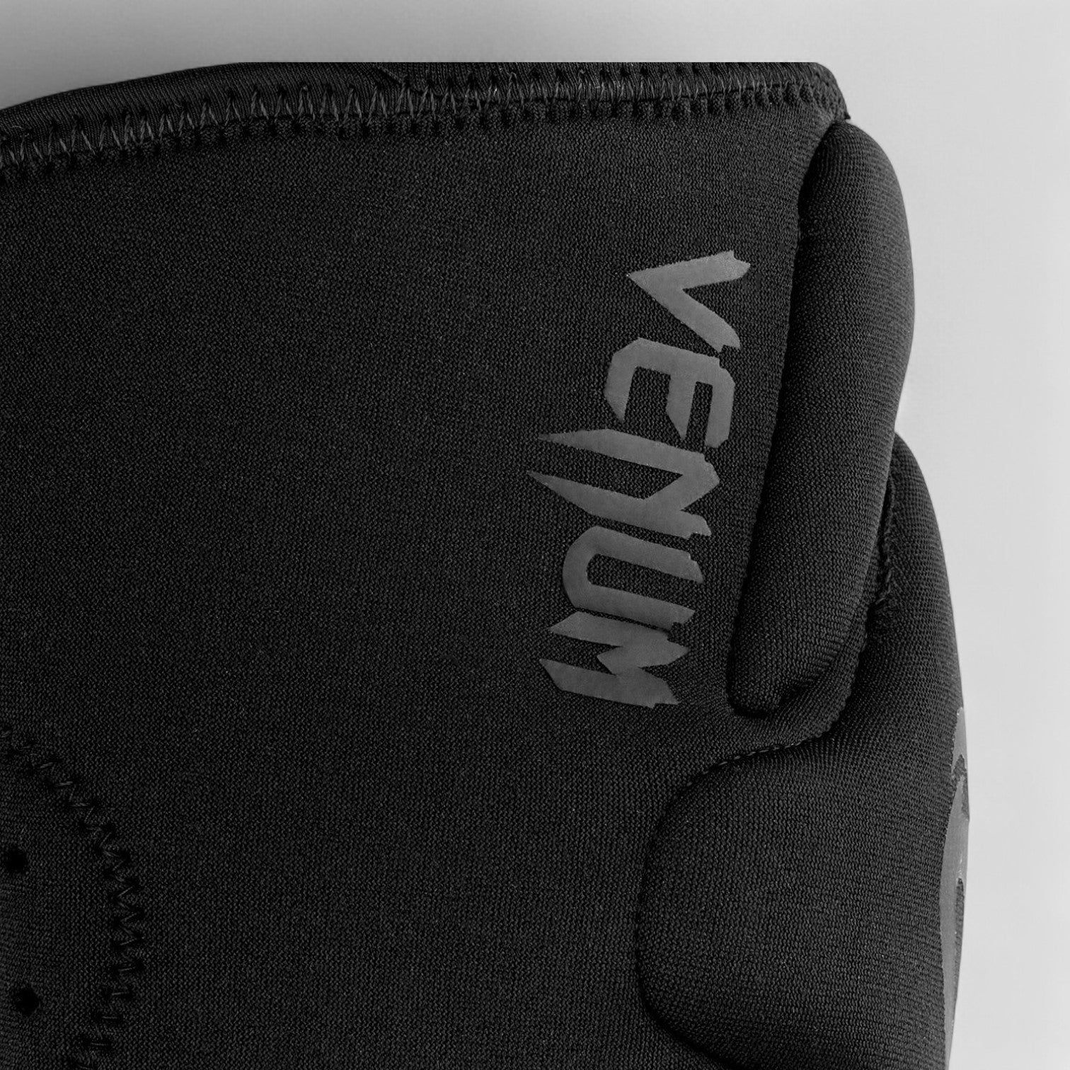 VENUM Kontact Gel Knebeskytter - Svart/Svart - CombatStore.no