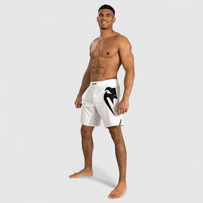 VENUM Light 5.0 Fightshort Hvit og Svart - CombatStore.no