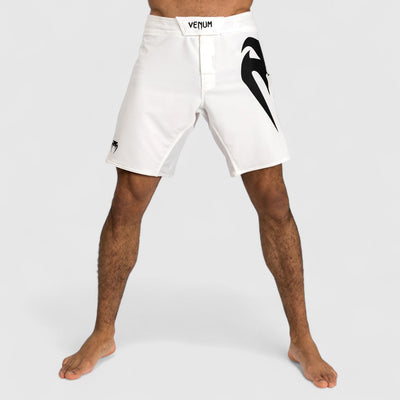 VENUM Light 5.0 Fightshort Hvit og Svart - CombatStore.no