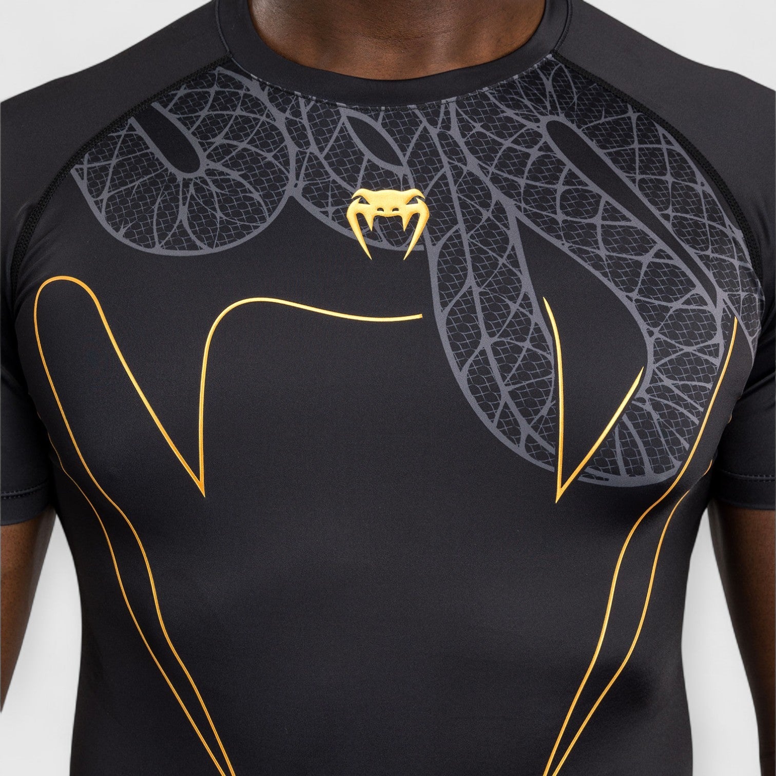 VENUM Serpenti Rashguard med korte ermer - CombatStore.no